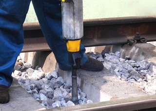 How Does A Railway Internal Combustion Railway Tamping Machine Work?